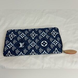 Authentic Louis Vuitton Wallet Zippy 1854 Blue Navy EUC with box